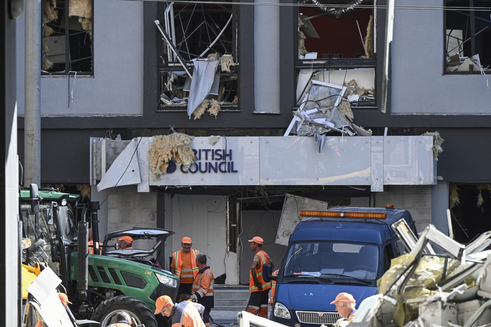 Το κτίριο του Βρετανικού Συμβουλίου στο Κίεβο κατεστραμμένο από ρωσική επίθεση / AP