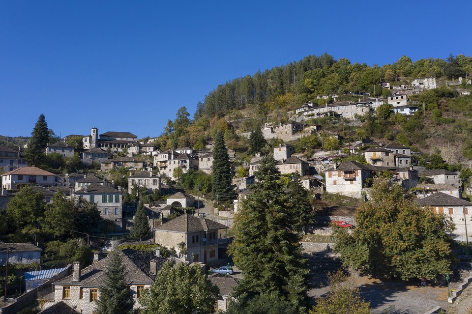 Στον 20ό αιώνα, όπως σε πολλά ορεινά μέρη της Ελλάδας, η μετανάστευση ερήμωσε το Ζαγόρι. Σπίτια έκλεισαν, χωριά σχεδόν άδειασαν / SHUTTERSTOCK