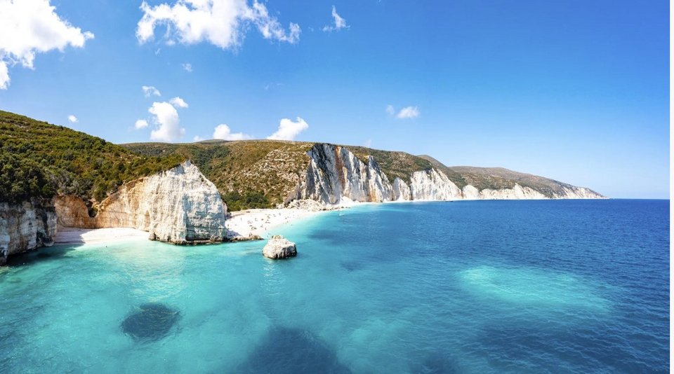 Από τα πρώτα κιόλας χρόνια του ελληνικού πολιτισμού, η θάλασσα δεν ήταν απλώς ένα φυσικό στοιχείο του τοπίου, αλλά ένας καθοριστικός παράγοντας που διαμόρφωσε τον τρόπο ζωής / SHUTTERSTOCK