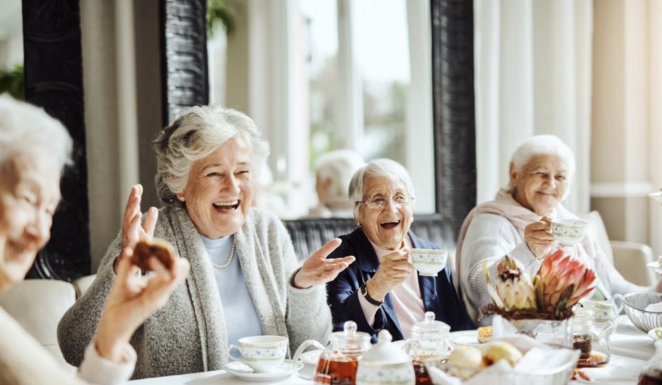 Ο όρος Ageing Without Children (AWOC) αναφέρεται σε ανθρώπους που φτάνουν ή πλησιάζουν την τρίτη ηλικία χωρίς να έχουν δικά τους παιδιά / SHUTTERSTOCK