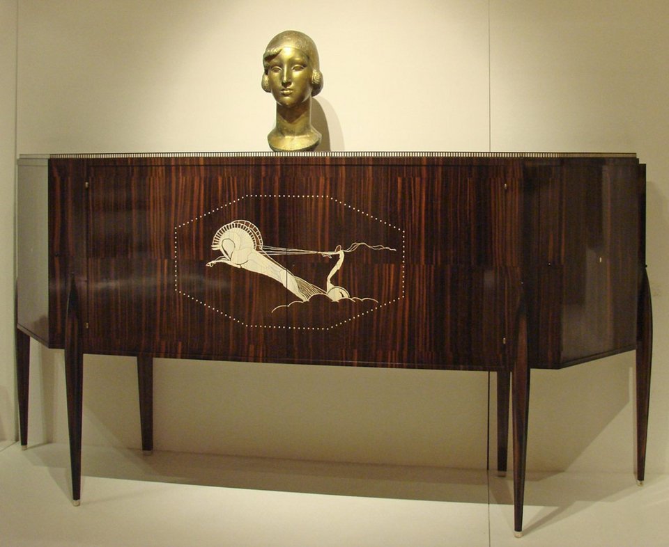 Το Art Deco αποτέλεσε αντίδραση και σε κάποιο βαθμό συνέχεια του αρ νουβό, αν και πιο γεωμετρικό, λιτό και εκλεπτυσμένο, συνδυάζοντας παράλληλα την πολυτέλεια με τη λειτουργικότητα / WIKIPEDIA