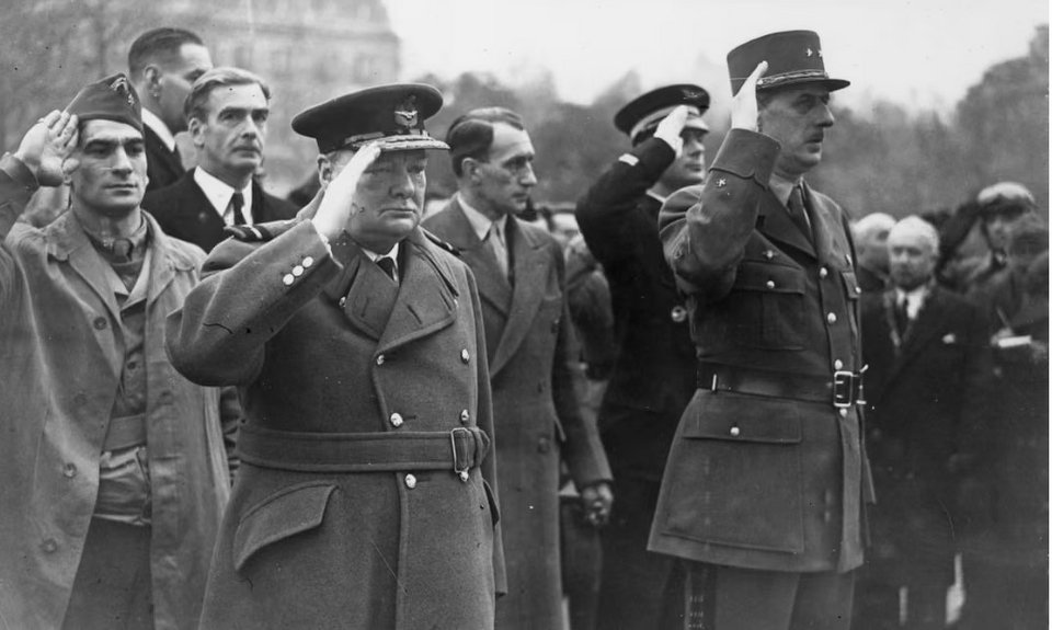 Ο Βίνεν σημειώνει τις εκκεντρικότητες και των δύο: ο Ντε Γκωλ αντικατέστησε τα τσιγάρα με τσίχλες, ενώ ο Τσώρτσιλ έκανε στροφές μέσα στη μπανιέρα του / GETTY