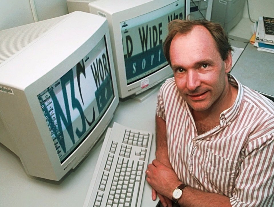 Ο Τιμ Μπέρνερς-Λι, διευθυντής του World Wide Web Consortium στο Ινστιτούτο Τεχνολογίας της Μασαχουσέτης (MIT) στο Κέιμπριτζ της Μασαχουσέτης, ποζάρει στο γραφείο του τη Δευτέρα, 1η Ιουνίου 1998