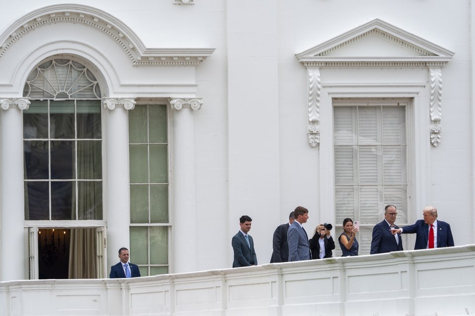 Ο Ντόναλντ Τραμπ δίνει οδηγίες για την ανακαίνιση κτιρίων στον Λευκό Οίκο / AP