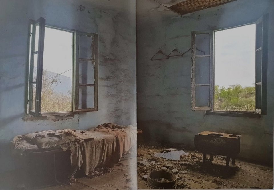 Ο χρόνος παγωμένος και ο φακός τυμβωρύχος διεισδύει σε κενοτάφια παραδομένα στη φθορά, στη φύση, στο φως