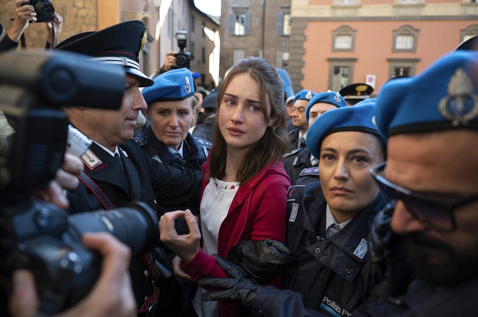 Η Grace Van Patten σε μια σκηνή από το «The Twisted Tale of Amanda Knox»