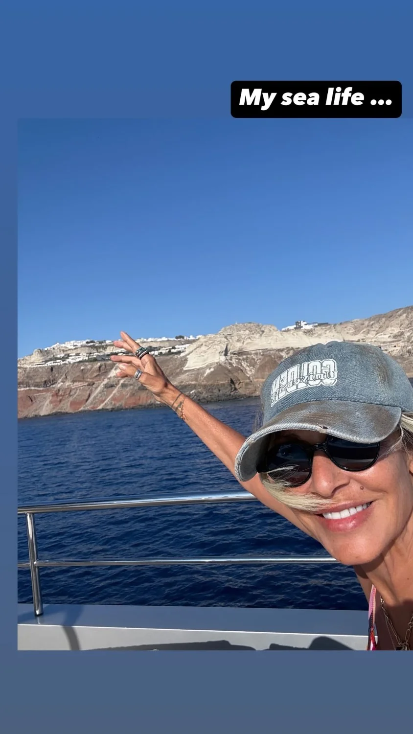 Η Άννα Βίσση απολαμβάνει τις διακοπές της στη Σαντορίνη