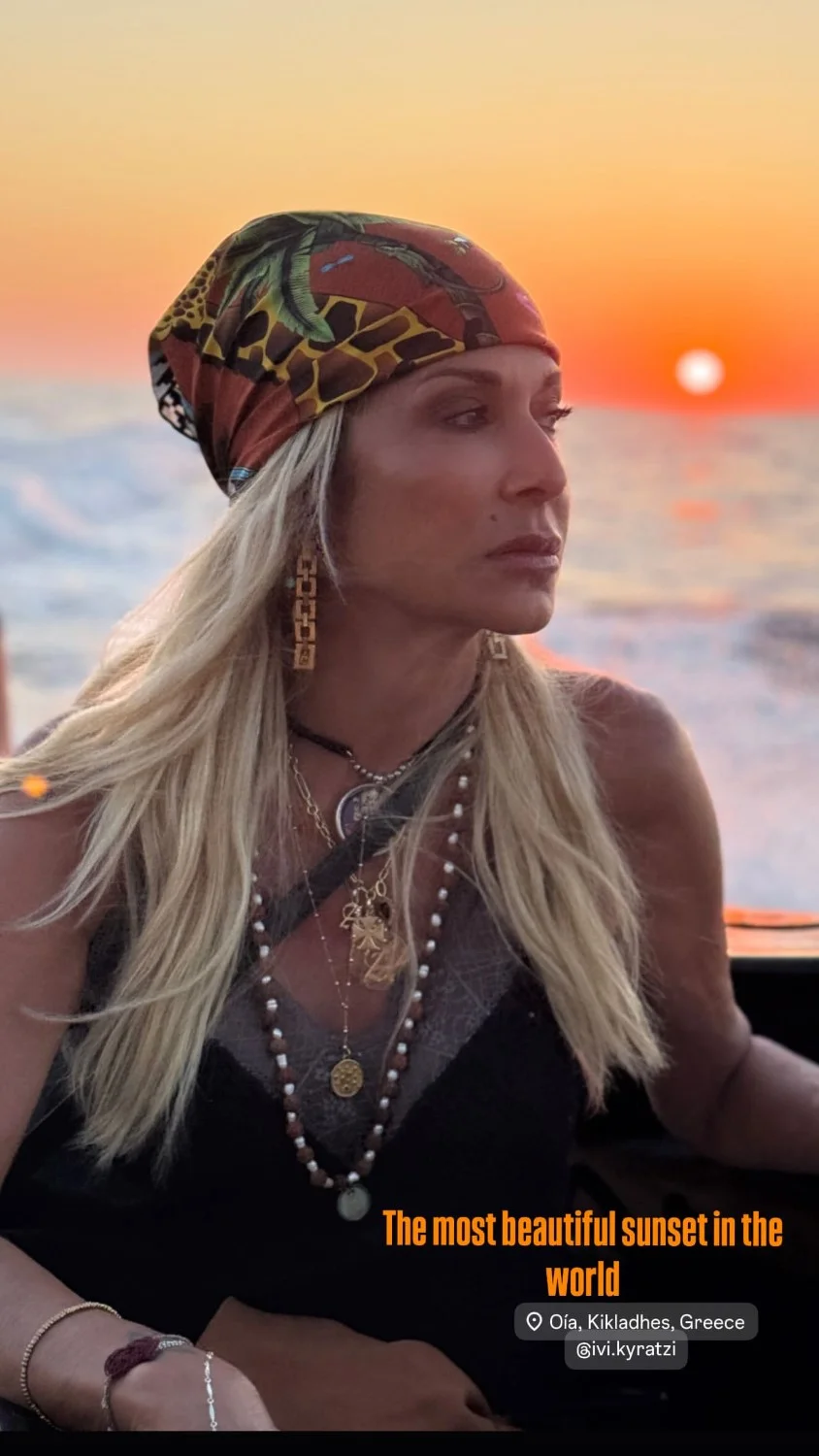 Η δημοφιλής τραγουδίστρια φωτογραφήθηκε με φόντο το διάσημο ηλιοβασίλεμα της Οίας