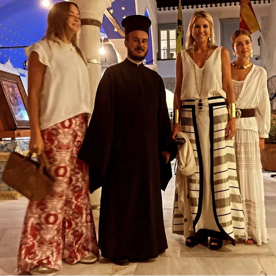 Η βασίλισσα Μαξίμα με τις κόρες της Αλεξία και Αριάνε με τον ιερέα του ναού στις Σπέτσες