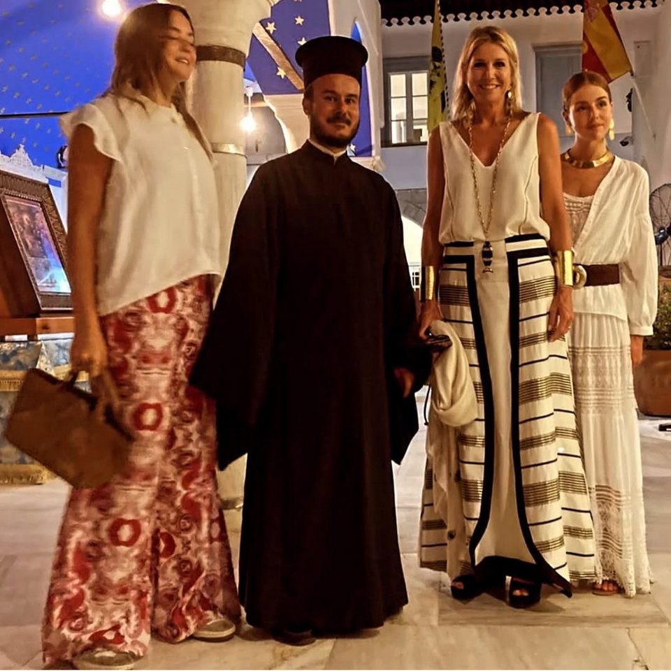 Η βασίλισσα Μαξίμα με τις κόρες της Αλεξία και Αριάνε με τον ιερέα του ναού στις Σπέτσες