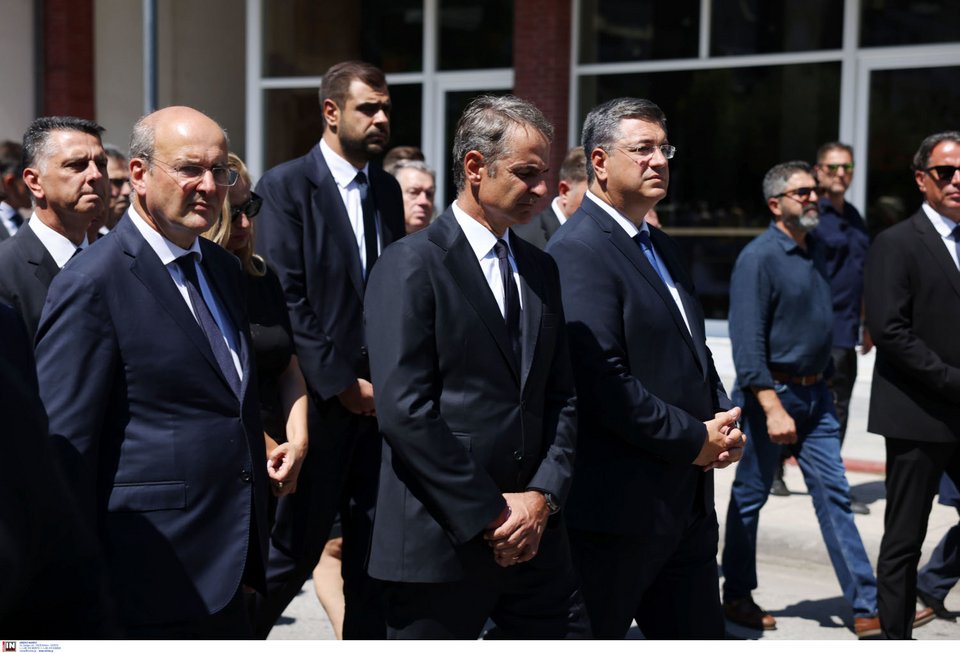 Κωστής Χατζηδάκης, Κυριάκος Μητσοτάκης, Απόστολος Τζιτζικώστας στην πομπή προς το νεκροταφείο
