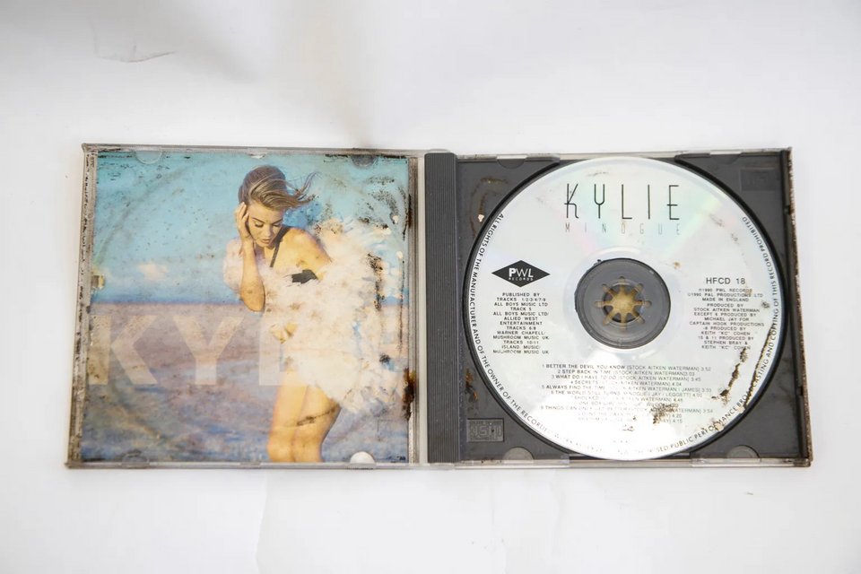 Το τρίτο στούντιο άλμπουμ της Kylie Minogue, Rhythm of Love, βρισκόταν στην χρονοκάψουλα.