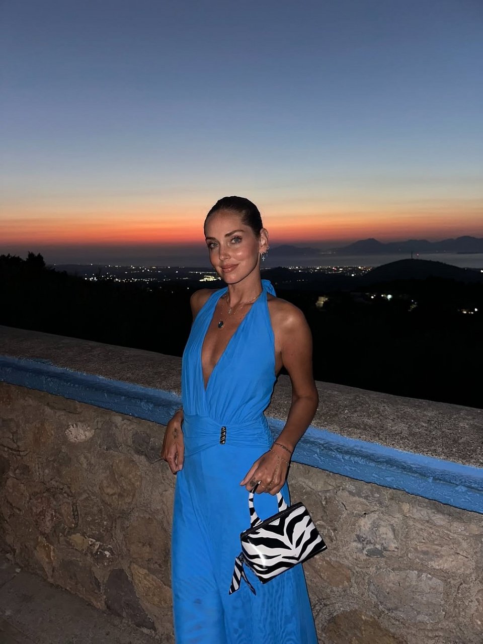 Η Κιάρα Φεράνι ποζάρει με φόντο το ηλιοβασίλεμα