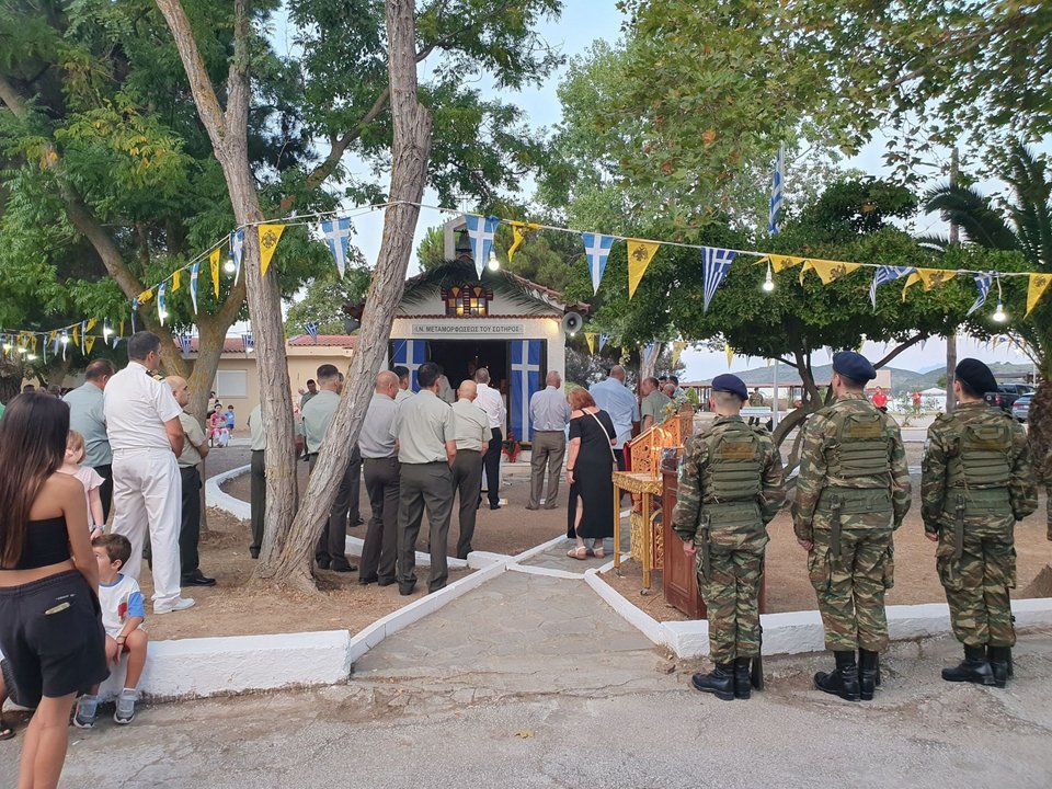 Η πομπή διέσχισε τους δρόμους του στρατοπέδου, δημιουργώντας μια ατμόσφαιρα πνευματικής ανάτασης
