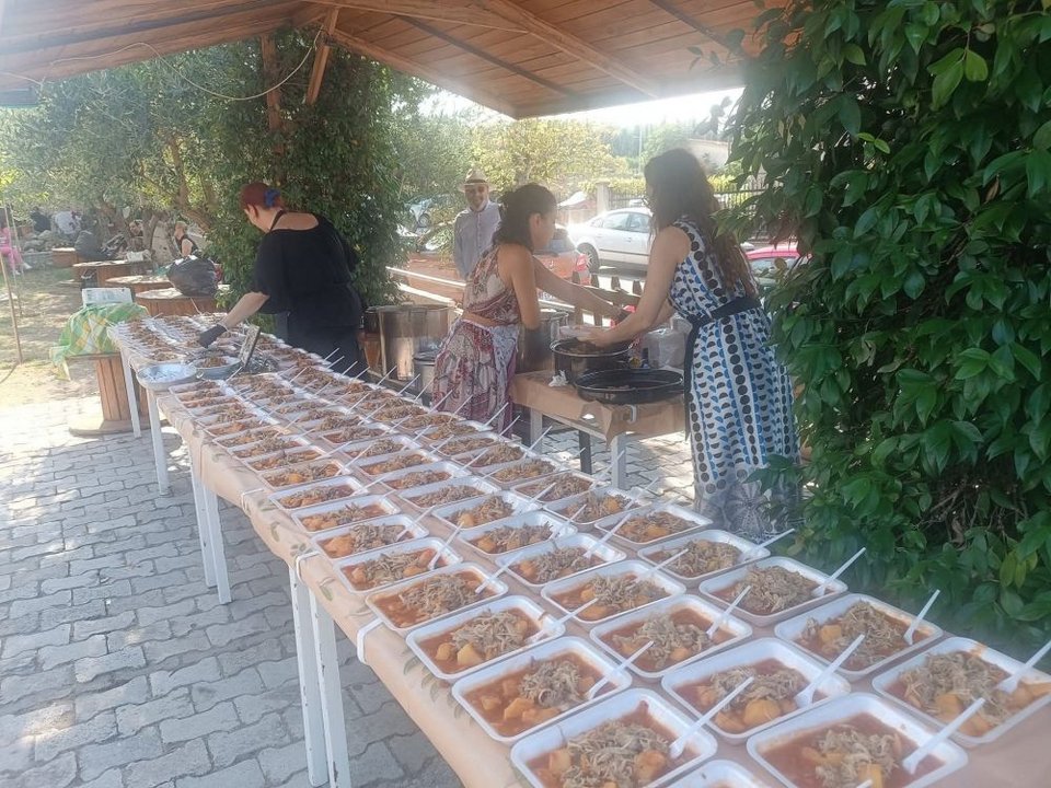 Μεγάλα τραπέζια στήνονται έξω από τον γραφικό ναό της Αγίας Παρασκευής, που βρίσκεται στην είσοδο του Σιδηροκάστρου