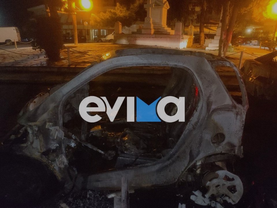 Τα δύο οχήματα κάηκαν ολοσχερώς