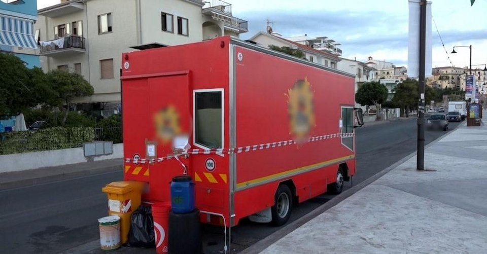 Το food truck από το οποίο κατανάλωσαν τα σάντουιτς με λουκάνικο και κορυφές γογγυλιών
