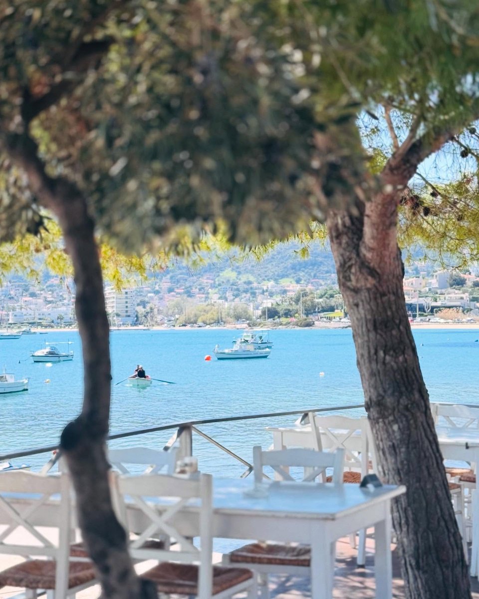 Tα τραπεζάκια του Φύκι-Φύκι στο ντεκ πάνω από τη θάλασσα, στον κόλπο της Γρέγου / Φωτογραφία: fykiporto/Instagram