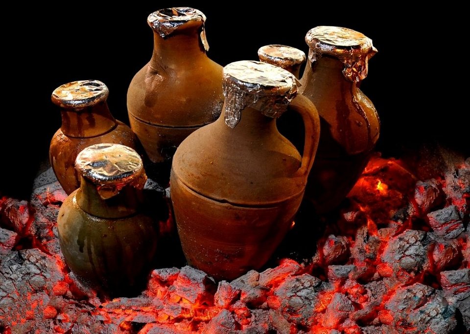 Οι σερβιτόροι φέρνουν ένα καυτό πήλινο σκεύος στο τραπέζι, το ανοίγουν μπροστά στους επισκέπτες και τους σερβίρουν