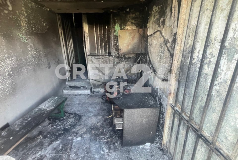 Τόσο η 36χρονη, όσο και ο 40χρονος που είχαν εγκλωβιστεί στα αποδυτήρια του γηπέδου, νοσηλεύονται σε εξαιρετικά σοβαρή κατάσταση