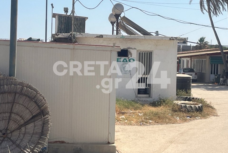 Σύμφωνα με όσα έχουν γίνει γνωστά, η φωτιά εκδηλώθηκε στη γεννήτρια από την οποία ηλεκτροδοτείται η καντίνα του γηπέδου