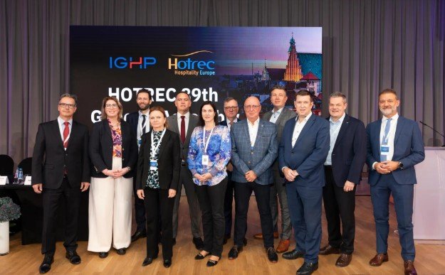 Η εκτελεστική επιτροπή της Hotrec με τον Έλληνα πρόεδρό της κο. Βασιλικό (5ος από αριστερά)