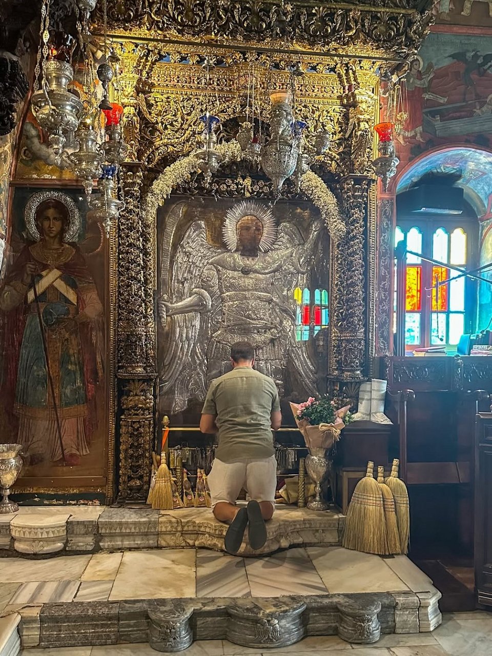 Ανάμεσα στα σχετικά στιγμιότυπα, και κάποια στα οποία ο τραγουδιστής καταγράφεται να προσκυνά τις εικόνες και να προσεύχεται