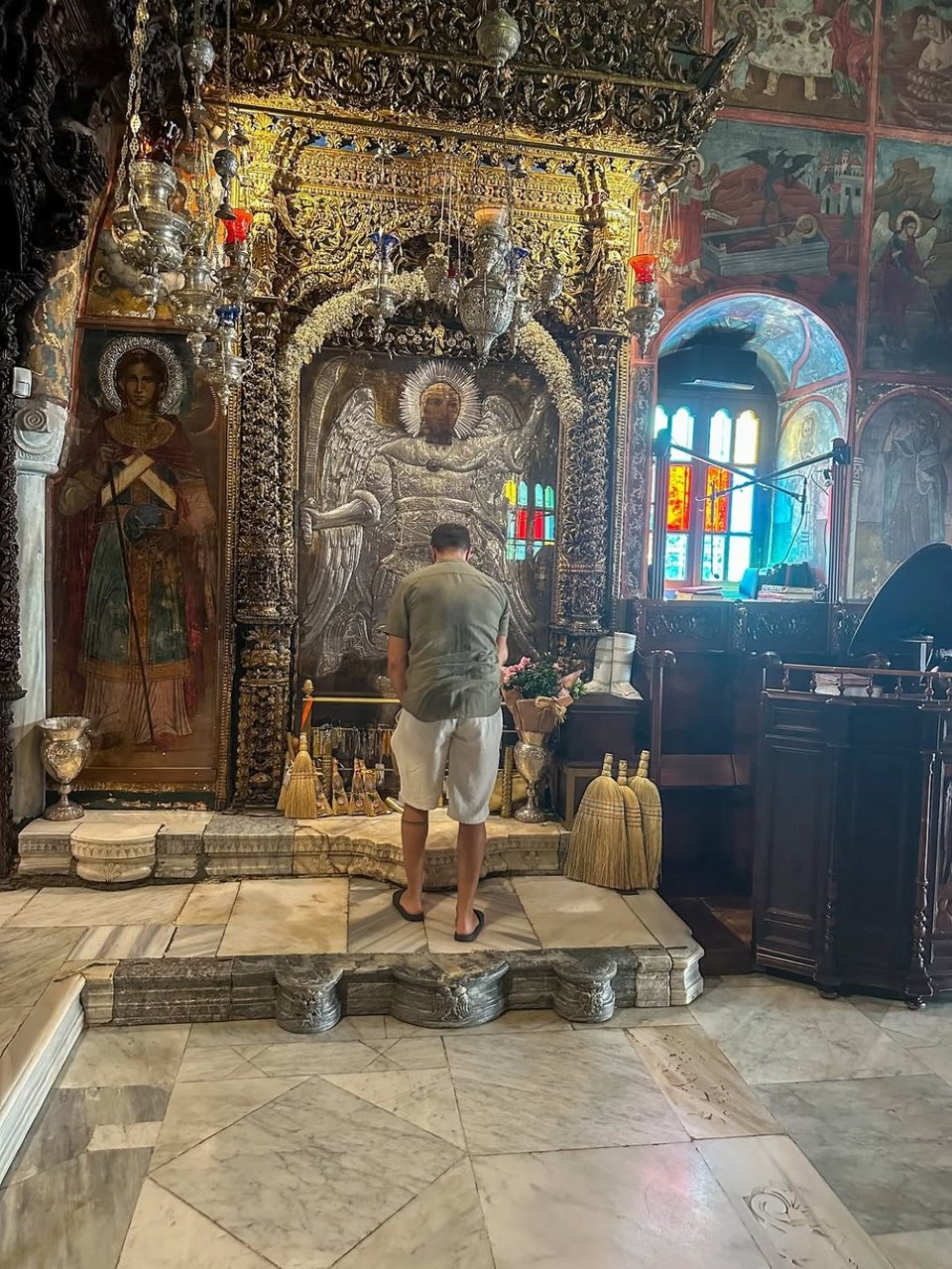 Ο τραγουδιστής δημοσίευσε εικόνες από την επίσκεψή του στη μονή