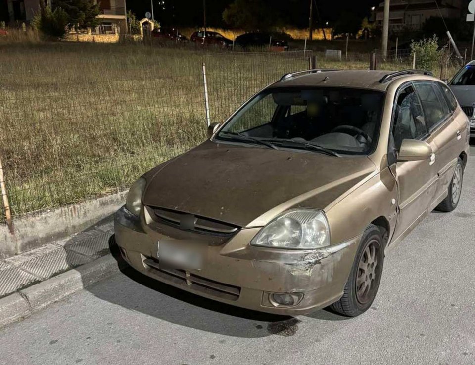 Οι αστυνομικοί τον συνέλαβαν για τα αδικήματα της νομοθεσίας περί αλλοδαπών, της κατοχής ναρκωτικών και της απείθειας, ενώ κατασχέθηκαν Ι.Χ. αυτοκίνητο