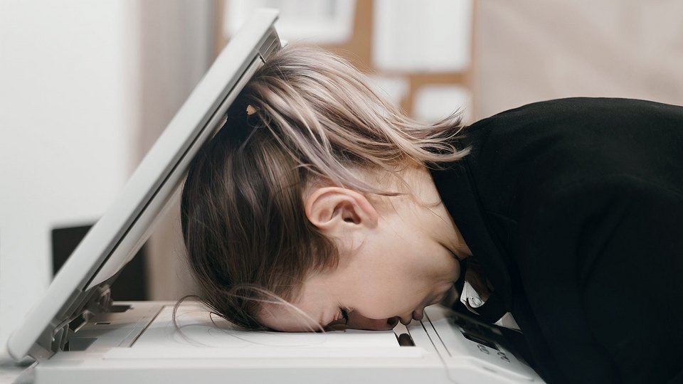 Παράλληλα, η τεχνητή νοημοσύνη φαίνεται να απειλεί τη μαζική απασχόληση, καθιστώντας τον κόσμο της εργασίας ακόμα πιο αβέβαιο / SHUTTERSTOCK