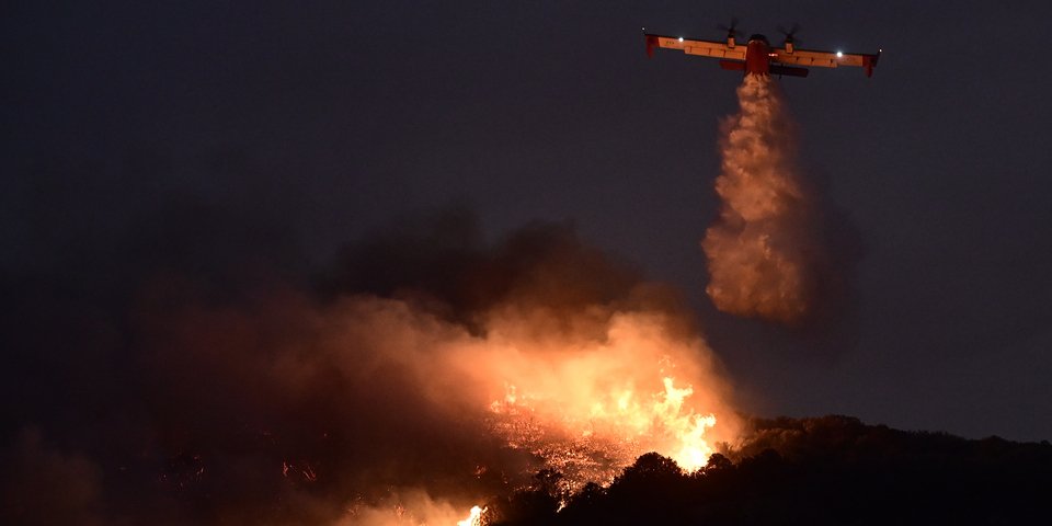 Canadair κάνει νυχτερινή ρίψη νερού στην Ανατολική Αττική / Φωτογραφία: Eurokinissi