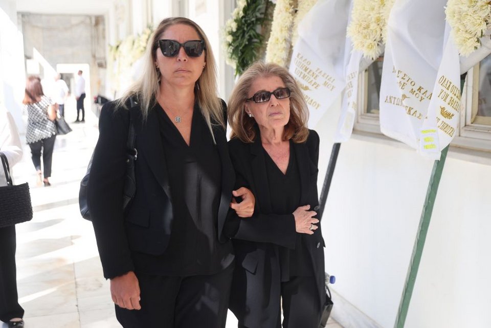 Η σύζυγος του Δημήτρη Κωνσταντάρα, Βίκυ, με την κόρη του Παυλίνα