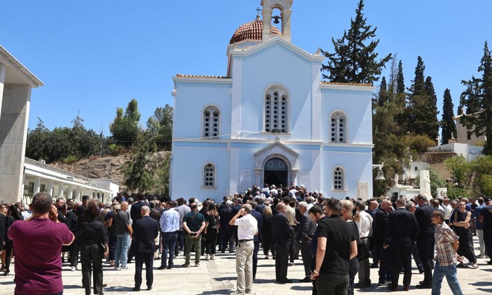 Πλήθος κόσμου στον ναό των Αγίων Θεοδώρων