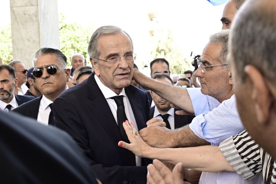 Ο Αντώνης Σαμαράς δέχεται τα συλλυπητήρια πολιτών