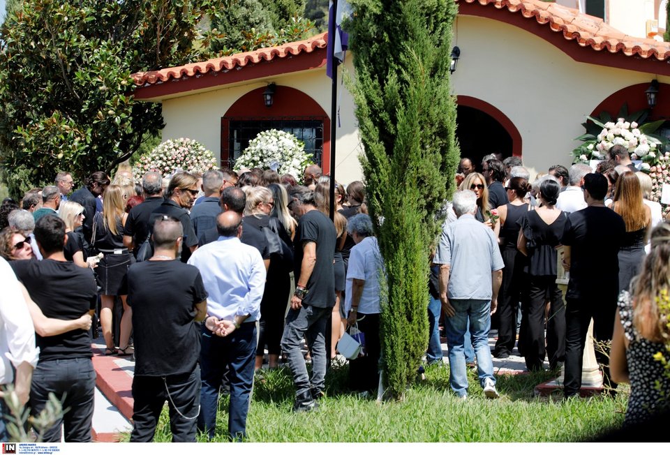 Πλήθος κόσμου αποχαιρετά την Αλεξάνδρα Νικολαΐδου
