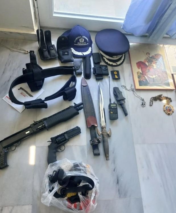 Όπλα, ξίφος και αστυνομική στολή, βρέθηκαν μεταξύ άλλων στο σπίτι του δράστη