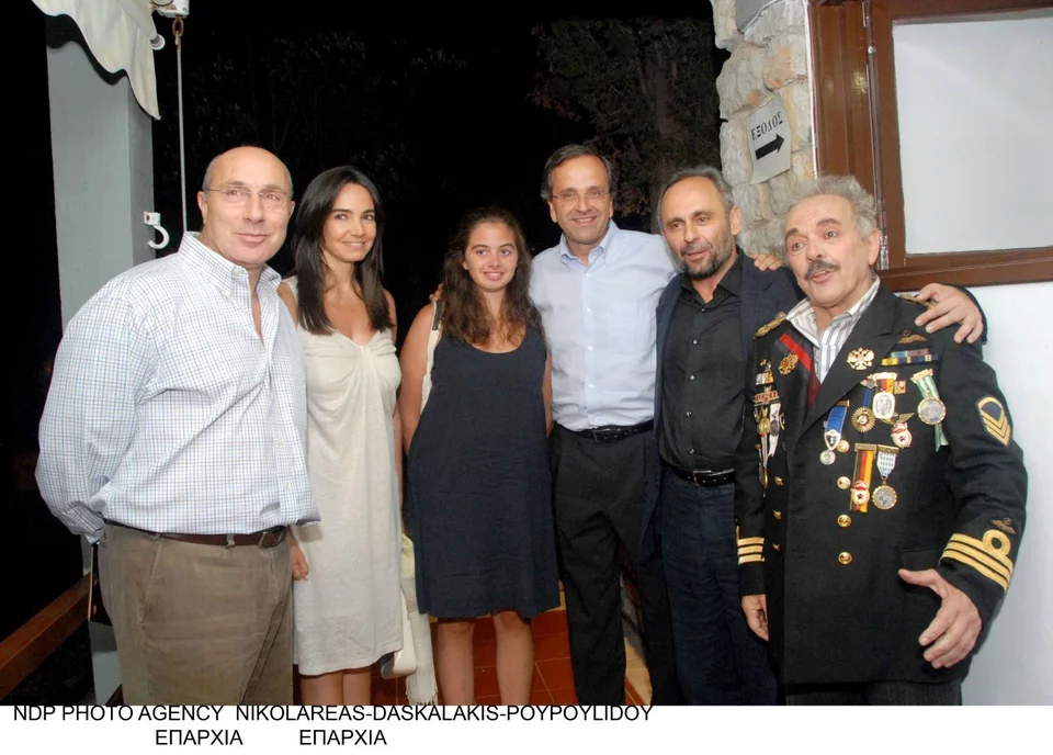 Η Λένα Σαμαρά με τους γονείς της, Αντώνη και Γεωργία, μαζί με ηθοποιούς μετά από θεατρική παράσταση στην Επίδαυρο το 2009 / Φωτογραφία: NDPphoto