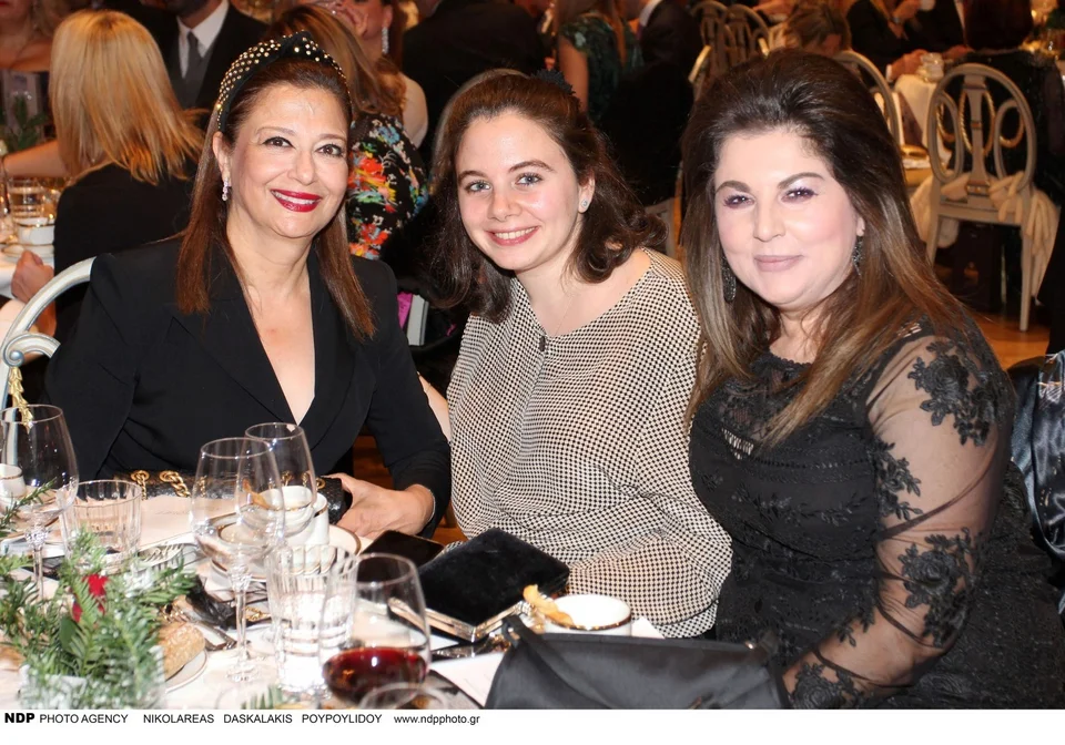 Η Λένα Σαμαρά (στη μέση) σε βραδινή έξοδο το 2019 / Φωτογραφία: NDPphoto