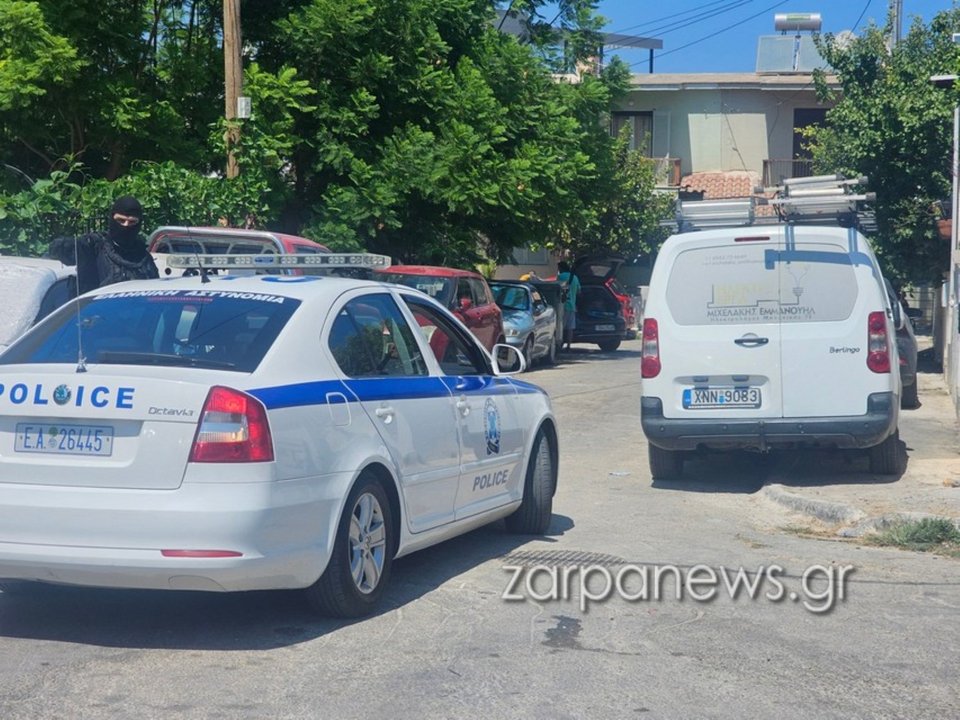 Σύμφωνα με πληροφορίες, οι αστυνομικοί πραγματοποίησαν έφοδο σε σπίτι, στη διάρκεια της οποίας τραυματίστηκαν από τζάμια