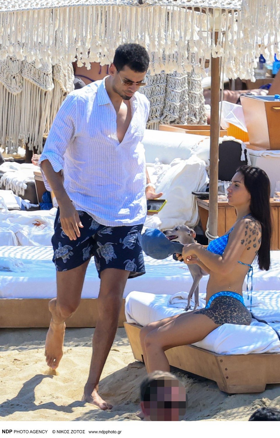 Η ίδια και ο σύζυγός της καταγράφονται να απολαμβάνουν στιγμές χαλάρωσης στο Νησί των Ανέμων