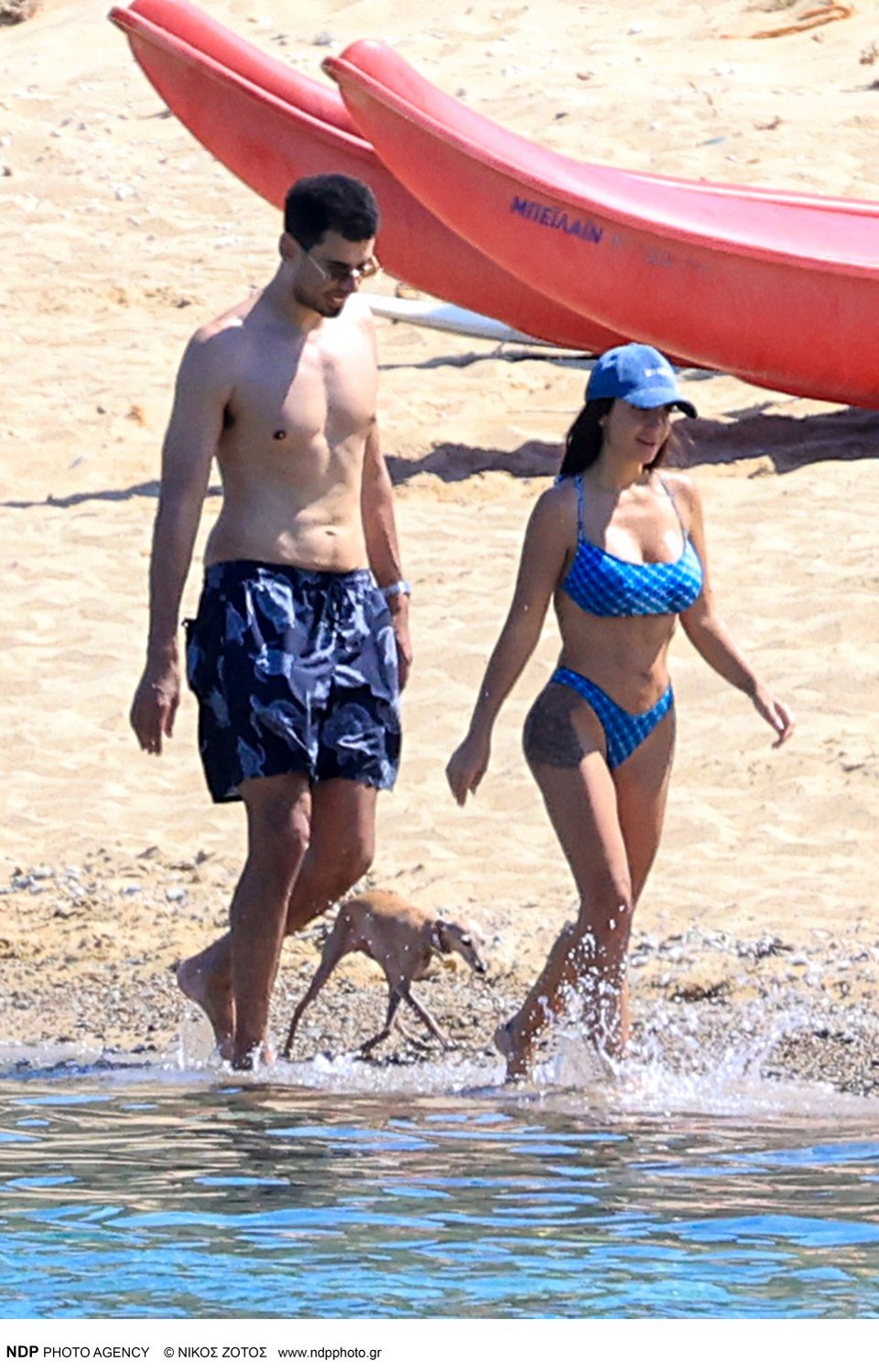 DJ Afrojack και Elettra Lamborghini κάνουν βόλτα με το σκυλάκι τους στην παραλία