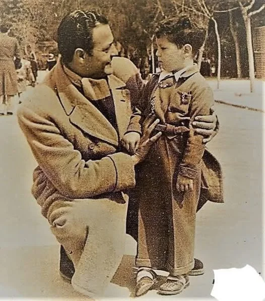 Ο Λάμπρος Κωνσταντάρας με τον γιο του Δημήτρη στο Ζάππειο το 1949