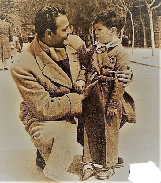 Ο Λάμπρος Κωνσταντάρας με τον γιο του Δημήτρη στο Ζάππειο το 1949