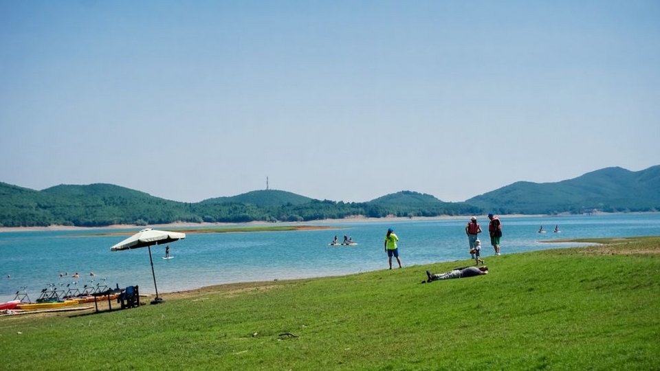 Το όμορφο τοπίο χαλάρωσης και ησυχίας της Λίμνης Πλαστήρα προσφέρει στον επισκέπτη μοναδικές εμπειρίες ξεκούρασης