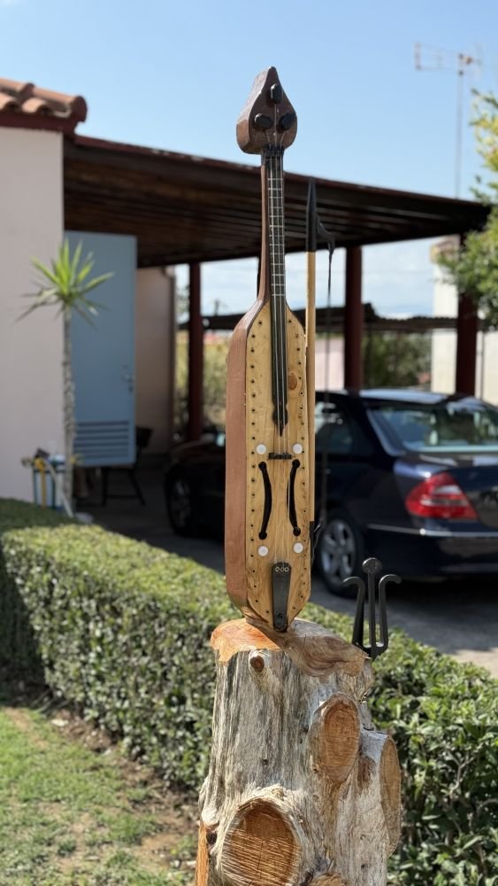 Με τη μορφή μιας τεράστιας ποντιακής λύρας ένα «πεθαμένο» δέντρο «ζει» μια δεύτερη ζωή στην αυλή ενός σπιτιού στις Σάπες