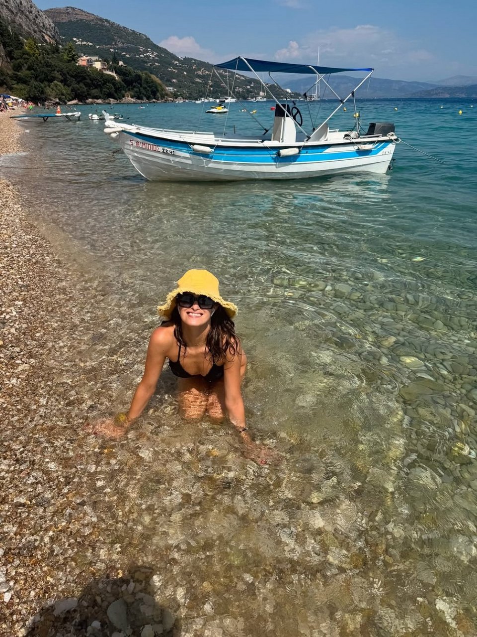 Η Μαρία Βοσκοπούλου ποζάρει στη θάλασσα