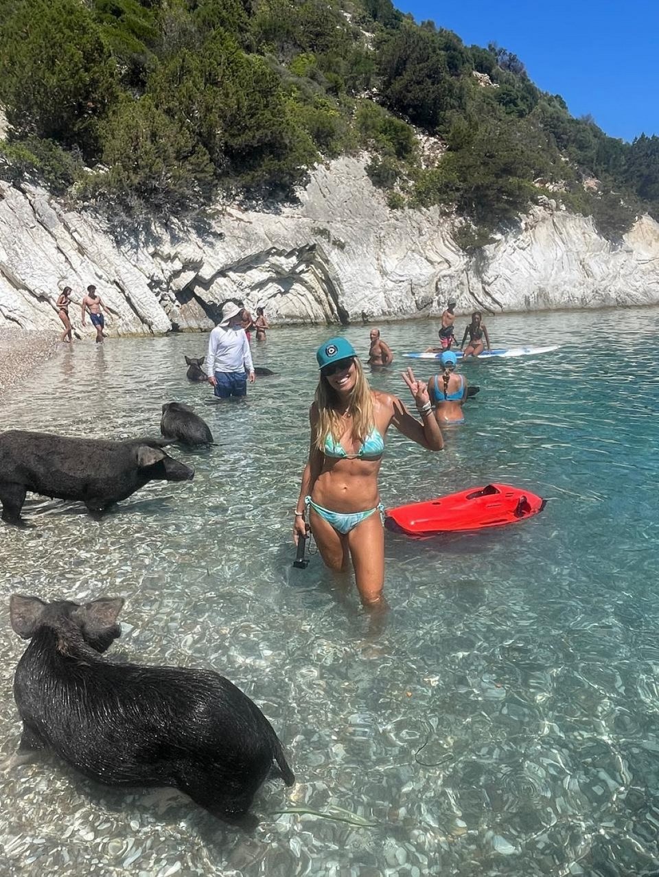 Η Μαριέττα Χρουσαλά κολύμπησε μαζί με άγρια γουρούνια