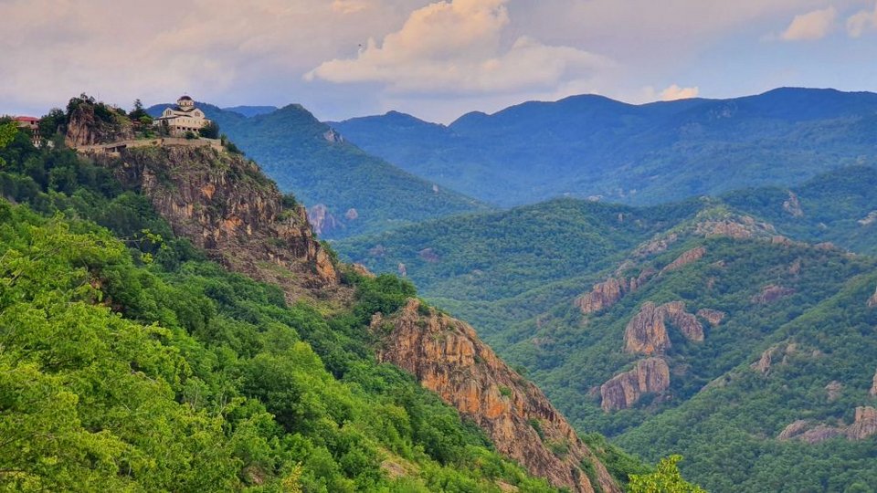 Eνα μοναστήρι μεταξύ γης και ουρανού