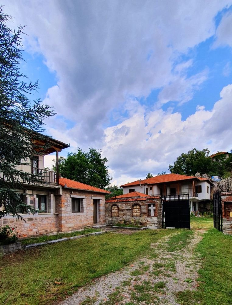 Λιτή και απέριττη, η μονή ενσωματώνεται στο τοπίο