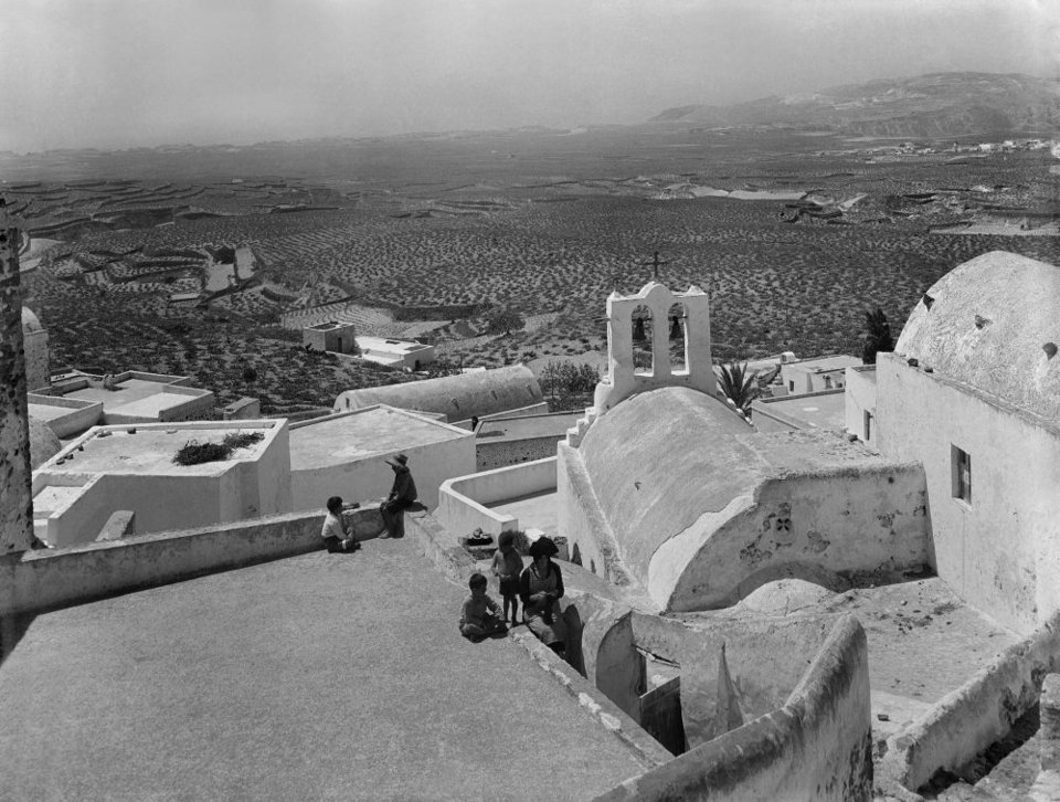 Σχεδόν εκατό χρόνια αργότερα, οι εικόνες (σε σύγχρονες ψηφιακές εκτυπώσεις) επιστρέφουν στον τόπο δημιουργίας τους και συνδιαλέγονται με ένα διαφορετικό πια νησιωτικό χώρο